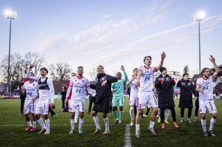Les joueurs du FC Sion célèbrent leur succès avec les supporters valaisans présents à la Schützenwiese.